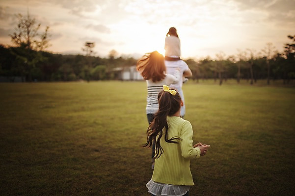 포토 JPG 주간 라이프스타일 여자 남자 어린이 장난 가족 모션 놀이 엄마 한국 함께함 사람 소녀 초원 여러명 상반신 성인 야외 뒷모습 30대 달리기 노을 화목 다정 캠핑 가족라이프 목말 아빠 쌍둥이 캠핑장 즐거움 자매 강원도 양양군 국내포토 자연요소 감정 아시아 뷰포인트 다수 컨셉 관계 레저 생활 장년 파일형식