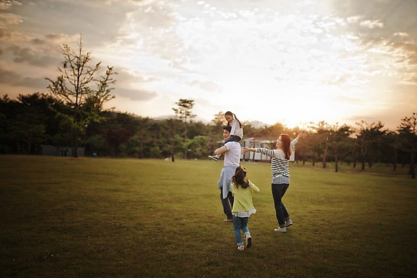 포토 JPG 주간 전신 라이프스타일 여자 남자 어린이 장난 가족 모션 놀이 엄마 한국 함께함 서기 사람 동양인 소녀 초원 여러명 성인 야외 옆모습 30대 걷기 노을 화목 다정 캠핑 한국인 가족라이프 목말 아빠 쌍둥이 캠핑장 즐거움 자매 강원도 양양군 국내포토 자연요소 감정 아시아 뷰포인트 다수 컨셉 관계 레저 인종 생활 장년 파일형식