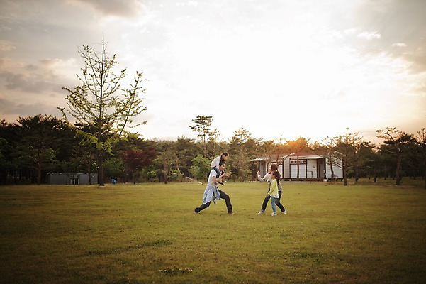 포토 JPG 주간 전신 라이프스타일 여자 남자 어린이 장난 가족 모션 놀이 엄마 한국 함께함 서기 사람 동양인 소녀 초원 여러명 성인 야외 옆모습 30대 노을 화목 다정 캠핑 한국인 가족라이프 목말 아빠 쌍둥이 캠핑장 즐거움 자매 강원도 양양군 국내포토 자연요소 감정 아시아 뷰포인트 다수 컨셉 관계 레저 인종 생활 장년 파일형식
