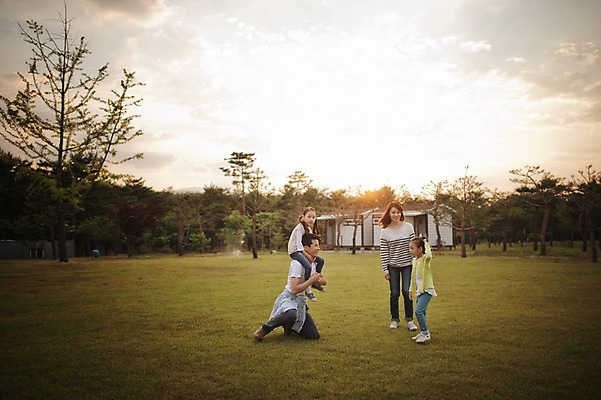 포토 JPG 주간 전신 라이프스타일 여자 남자 어린이 장난 가족 모션 놀이 엄마 한국 함께함 서기 사람 앉기 동양인 소녀 초원 여러명 성인 야외 옆모습 30대 노을 화목 다정 캠핑 한국인 가족라이프 목말 아빠 쌍둥이 캠핑장 즐거움 자매 강원도 양양군 국내포토 자연요소 감정 아시아 뷰포인트 다수 컨셉 관계 레저 인종 생활 장년 파일형식