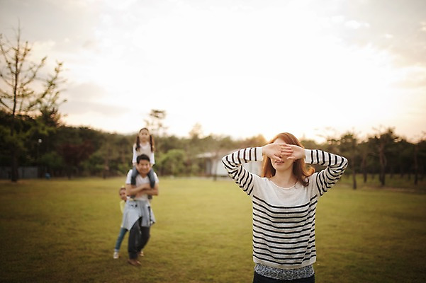 포토 JPG 주간 라이프스타일 여자 남자 어린이 장난 가족 모션 놀이 엄마 한국 함께함 서기 사람 동양인 손짓 소녀 초원 여러명 상반신 성인 야외 앞모습 30대 노을 화목 다정 캠핑 한국인 가림 가족라이프 목말 아빠 쌍둥이 캠핑장 즐거움 자매 강원도 양양군 국내포토 자연요소 감정 아시아 뷰포인트 다수 컨셉 관계 레저 인종 생활 장년 파일형식