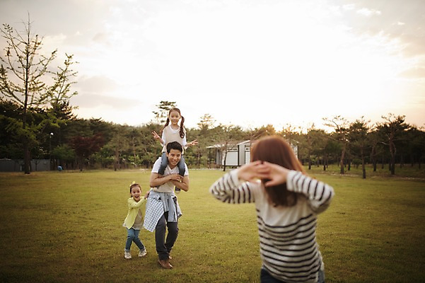 포토 JPG 주간 전신 라이프스타일 여자 남자 어린이 장난 가족 모션 놀이 엄마 한국 함께함 사람 동양인 손짓 소녀 초원 여러명 성인 야외 앞모습 30대 노을 화목 다정 캠핑 한국인 가림 가족라이프 목말 아빠 쌍둥이 캠핑장 즐거움 자매 강원도 양양군 국내포토 자연요소 감정 아시아 뷰포인트 다수 컨셉 관계 레저 인종 생활 장년 파일형식