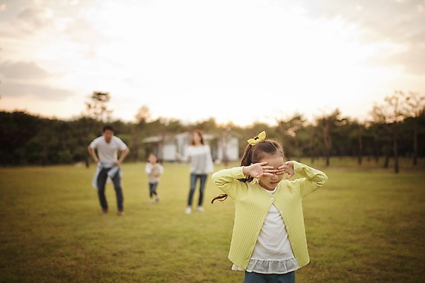 포토 JPG 주간 전신 라이프스타일 여자 남자 어린이 장난 가족 모션 놀이 엄마 한국 함께함 서기 사람 동양인 손짓 소녀 초원 여러명 상반신 성인 야외 앞모습 아웃포커스 30대 화목 다정 캠핑 한국인 가족라이프 아빠 쌍둥이 캠핑장 즐거움 자매 강원도 양양군 국내포토 자연요소 감정 아시아 뷰포인트 다수 컨셉 관계 레저 촬영기법 인종 생활 장년 파일형식