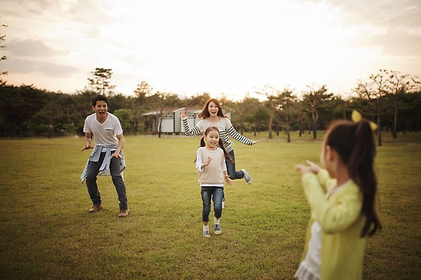포토 JPG 주간 전신 라이프스타일 여자 남자 어린이 장난 가족 모션 놀이 엄마 한국 함께함 서기 사람 동양인 손짓 소녀 초원 여러명 상반신 성인 야외 앞모습 30대 화목 다정 캠핑 한국인 가족라이프 아빠 쌍둥이 캠핑장 즐거움 자매 강원도 양양군 국내포토 자연요소 감정 아시아 뷰포인트 다수 컨셉 관계 레저 인종 생활 장년 파일형식
