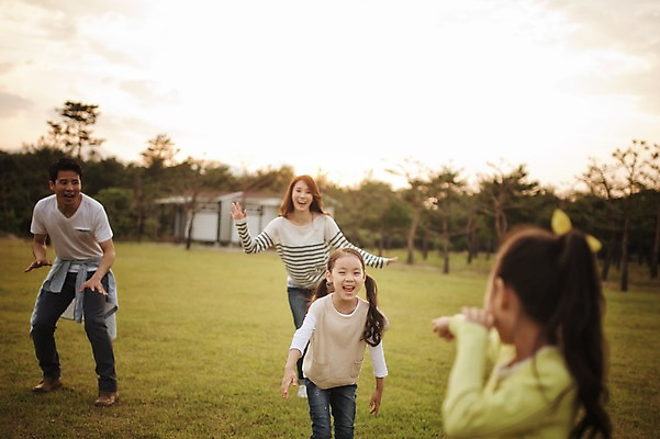 포토 JPG 주간 전신 라이프스타일 여자 남자 어린이 장난 가족 모션 놀이 엄마 한국 함께함 서기 미소 사람 동양인 소녀 초원 여러명 상반신 성인 야외 앞모습 30대 화목 다정 캠핑 한국인 가족라이프 아빠 쌍둥이 캠핑장 즐거움 자매 강원도 양양군 국내포토 자연요소 감정 아시아 뷰포인트 다수 컨셉 관계 레저 표정 인종 생활 장년 파일형식