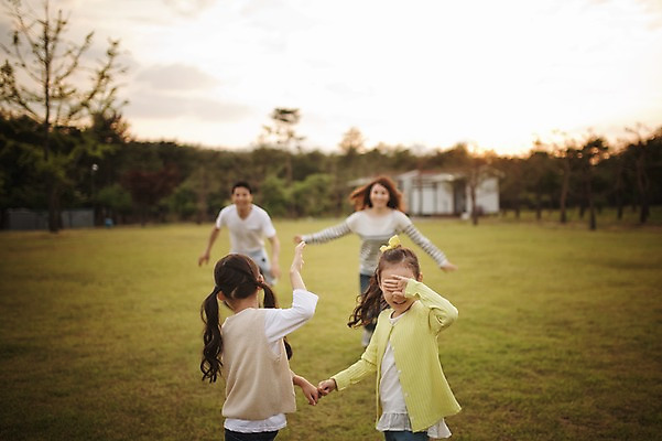 포토 JPG 주간 라이프스타일 여자 남자 어린이 장난 가족 모션 놀이 엄마 한국 함께함 사람 동양인 손짓 소녀 초원 여러명 상반신 성인 야외 앞모습 뒷모습 30대 손잡기 화목 다정 캠핑 한국인 가족라이프 아빠 쌍둥이 캠핑장 즐거움 자매 강원도 양양군 국내포토 자연요소 감정 아시아 뷰포인트 다수 컨셉 관계 레저 인종 생활 장년 파일형식