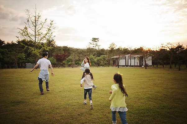 포토 JPG 주간 전신 라이프스타일 여자 남자 어린이 장난 가족 모션 놀이 엄마 한국 함께함 사람 동양인 소녀 초원 여러명 성인 야외 뒷모습 30대 달리기 화목 다정 캠핑 한국인 가족라이프 아빠 쌍둥이 캠핑장 즐거움 자매 강원도 양양군 국내포토 자연요소 감정 아시아 뷰포인트 다수 컨셉 관계 레저 인종 생활 장년 파일형식