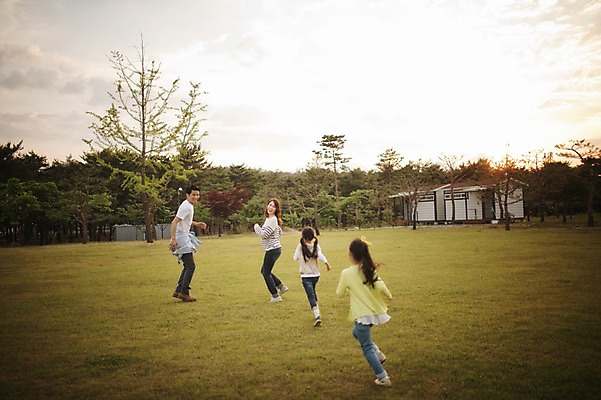 포토 JPG 주간 라이프스타일 여자 남자 어린이 장난 가족 모션 놀이 엄마 한국 함께함 사람 동양인 소녀 초원 여러명 성인 야외 뒷모습 30대 달리기 화목 다정 캠핑 한국인 가족라이프 아빠 쌍둥이 캠핑장 즐거움 자매 강원도 양양군 국내포토 자연요소 감정 아시아 뷰포인트 다수 컨셉 관계 레저 인종 생활 장년 파일형식