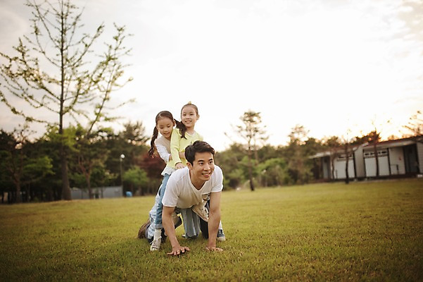 포토 JPG 주간 전신 라이프스타일 여자 남자 딸 어린이 엎드리기 가족 모션 한국 함께함 미소 사람 동양인 소녀 초원 성인 야외 앞모습 세명 30대 화목 다정 캠핑 한국인 가족라이프 아빠 승차 쌍둥이 캠핑장 즐거움 자매 강원도 기어가기 양양군 국내포토 자연요소 감정 아시아 뷰포인트 컨셉 관계 레저 표정 인종 생활 장년 파일형식