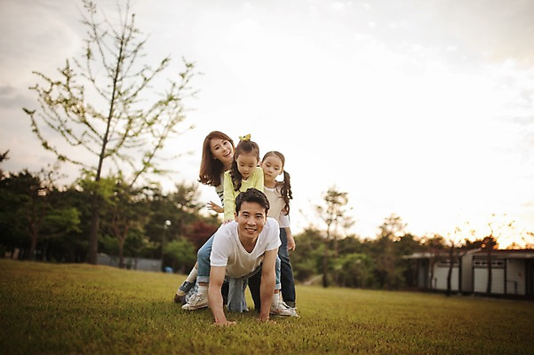 포토 JPG 주간 전신 라이프스타일 여자 남자 어린이 엎드리기 가족 모션 엄마 한국 함께함 미소 사람 동양인 소녀 여러명 성인 야외 앞모습 30대 화목 다정 캠핑 한국인 가족라이프 아빠 승차 쌍둥이 캠핑장 즐거움 자매 강원도 기어가기 양양군 국내포토 자연요소 감정 아시아 뷰포인트 다수 컨셉 관계 레저 표정 인종 생활 장년 파일형식