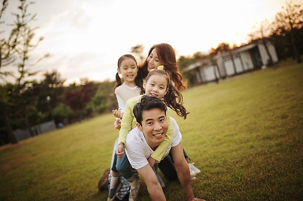 포토 JPG 주간 라이프스타일 여자 남자 어린이 엎드리기 가족 모션 엄마 한국 함께함 미소 사람 동양인 소녀 여러명 상반신 성인 야외 앞모습 30대 화목 다정 캠핑 한국인 가족라이프 아빠 승차 쌍둥이 캠핑장 즐거움 자매 강원도 기어가기 양양군 국내포토 자연요소 감정 아시아 뷰포인트 다수 컨셉 관계 레저 표정 인종 생활 장년 파일형식