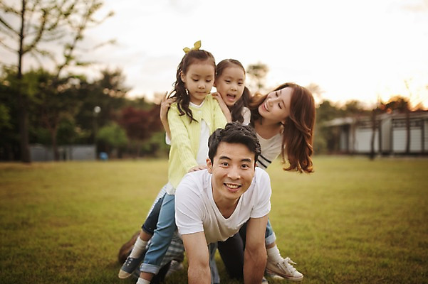 포토 JPG 주간 라이프스타일 여자 남자 어린이 엎드리기 가족 모션 놀이 엄마 한국 함께함 미소 사람 동양인 소녀 여러명 상반신 성인 야외 앞모습 30대 화목 다정 캠핑 한국인 가족라이프 아빠 승차 쌍둥이 캠핑장 즐거움 자매 강원도 기어가기 양양군 국내포토 자연요소 감정 아시아 뷰포인트 다수 컨셉 관계 레저 표정 인종 생활 장년 파일형식