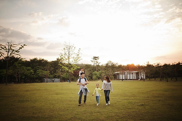 포토 JPG 주간 전신 라이프스타일 여자 남자 어린이 가족 모션 엄마 한국 함께함 사람 동양인 소녀 여러명 성인 야외 앞모습 30대 걷기 손잡기 화목 다정 캠핑 한국인 가족라이프 목말 아빠 쌍둥이 캠핑장 즐거움 자매 강원도 양양군 국내포토 자연요소 감정 아시아 뷰포인트 다수 컨셉 관계 레저 인종 생활 장년 파일형식