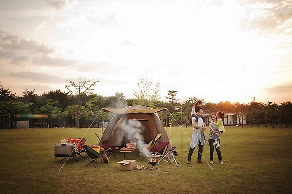 포토 JPG 주간 전신 라이프스타일 여자 남자 어린이 가족 안기 모션 엄마 한국 함께함 텐트 서기 사람 동양인 소녀 여러명 성인 야외 30대 노을 화목 다정 캠핑 한국인 가족라이프 목말 아빠 연기 그릴 쌍둥이 캠핑장 즐거움 자매 강원도 양양군 국내포토 자연요소 감정 아시아 다수 컨셉 관계 주방용품 레저 캠핑도구 인종 생활 장년 파일형식