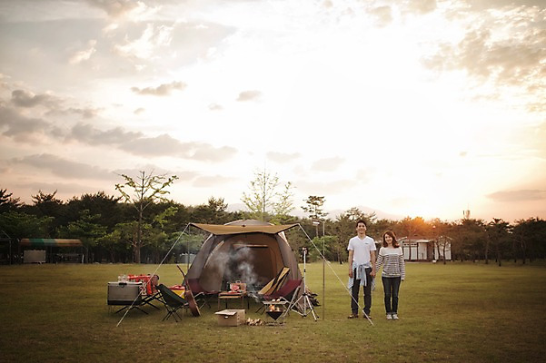 포토 JPG 주간 전신 라이프스타일 부부 여자 남자 행복 여유 모션 한국 함께함 텐트 사랑 서기 사람 동양인 손짓 성인 야외 두명 앞모습 30대 노을 손잡기 다정 캠핑 한국인 가족라이프 캠핑장 강원도 양양군 장년만 성인만 국내포토 자연요소 커플 감정 아시아 뷰포인트 컨셉 가족 레저 캠핑도구 인종 생활 장년 파일형식
