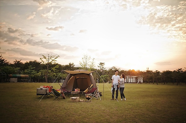 포토 JPG 주간 전신 라이프스타일 부부 여자 남자 행복 여유 모션 하늘 한국 함께함 텐트 사랑 서기 사람 동양인 성인 야외 두명 앞모습 30대 노을 다정 캠핑 한국인 가족라이프 캠핑장 강원도 양양군 장년만 성인만 국내포토 자연요소 커플 감정 아시아 뷰포인트 컨셉 가족 레저 캠핑도구 인종 생활 장년 파일형식