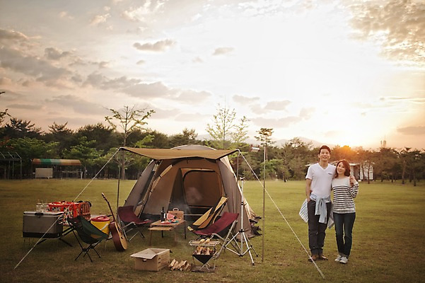 포토 JPG 주간 전신 라이프스타일 부부 여자 남자 행복 여유 모션 어깨동무 한국 함께함 텐트 사랑 서기 미소 사람 동양인 성인 야외 두명 앞모습 30대 노을 다정 캠핑 한국인 가족라이프 캠핑장 강원도 양양군 장년만 성인만 국내포토 자연요소 커플 감정 아시아 뷰포인트 포즈 컨셉 가족 레저 표정 캠핑도구 인종 생활 장년 파일형식