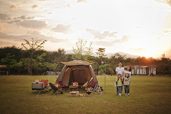 포토 JPG 주간 전신 라이프스타일 여자 남자 어린이 가족 모션 하늘 엄마 한국 함께함 텐트 서기 사람 동양인 소녀 여러명 성인 야외 30대 노을 화목 다정 캠핑 한국인 가족라이프 아빠 쌍둥이 캠핑장 즐거움 자매 강원도 양양군 국내포토 자연요소 감정 아시아 다수 컨셉 관계 레저 캠핑도구 인종 생활 장년 파일형식