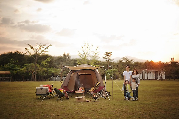 포토 JPG 주간 전신 라이프스타일 여자 남자 어린이 가족 모션 엄마 한국 함께함 텐트 서기 미소 사람 동양인 소녀 여러명 성인 야외 앞모습 30대 노을 화목 다정 캠핑 한국인 가족라이프 아빠 쌍둥이 캠핑장 즐거움 자매 강원도 양양군 국내포토 자연요소 감정 아시아 뷰포인트 다수 컨셉 관계 레저 표정 캠핑도구 인종 생활 장년 파일형식