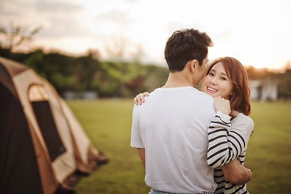 포토 JPG 주간 라이프스타일 부부 여자 남자 행복 여유 모션 포옹 한국 함께함 텐트 사랑 서기 미소 사람 동양인 상반신 성인 야외 두명 앞모습 뒷모습 30대 다정 캠핑 한국인 캠핑장 강원도 양양군 부부라이프 장년만 성인만 국내포토 자연요소 커플 감정 아시아 뷰포인트 컨셉 안기 레저 표정 캠핑도구 인종 생활 장년 파일형식