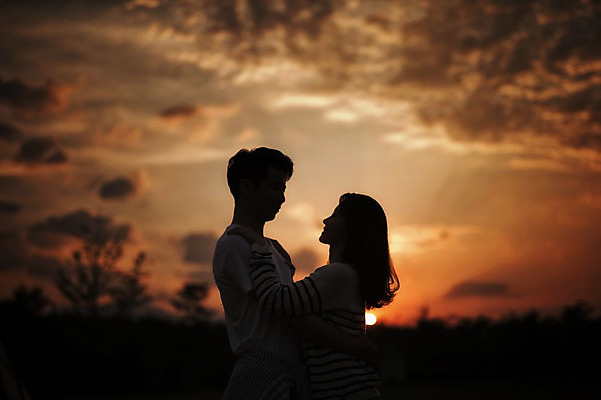 포토 JPG 주간 라이프스타일 부부 여자 남자 행복 여유 모션 포옹 한국 함께함 사랑 서기 사람 초원 상반신 성인 야외 두명 옆모습 30대 마주보기 노을 다정 캠핑 역광 강원도 양양군 부부라이프 장년만 성인만 국내포토 자연요소 커플 감정 아시아 뷰포인트 컨셉 안기 레저 생활 장년 파일형식