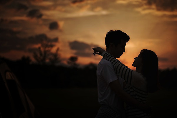 포토 JPG 주간 라이프스타일 부부 여자 남자 행복 여유 모션 포옹 한국 함께함 사랑 서기 사람 초원 상반신 성인 야외 두명 옆모습 30대 마주보기 노을 다정 캠핑 역광 강원도 양양군 부부라이프 장년만 성인만 국내포토 자연요소 커플 감정 아시아 뷰포인트 컨셉 안기 레저 생활 장년 파일형식