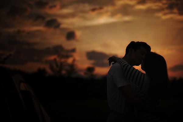 포토 JPG 주간 라이프스타일 부부 여자 남자 행복 여유 모션 포옹 키스 한국 함께함 사랑 서기 사람 초원 상반신 성인 야외 두명 옆모습 30대 노을 다정 캠핑 역광 강원도 양양군 부부라이프 장년만 성인만 국내포토 자연요소 커플 감정 아시아 뷰포인트 컨셉 안기 레저 생활 장년 애정표현 파일형식