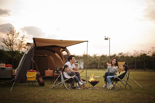 포토 JPG 주간 전신 라이프스타일 여자 남자 어린이 의자 가족 모션 엄마 불 한국 함께함 텐트 미소 사람 앉기 동양인 소녀 여러명 성인 야외 옆모습 30대 노을 화목 다정 캠핑 한국인 가족라이프 아빠 그릴 쌍둥이 캠핑장 즐거움 자매 강원도 양양군 국내포토 자연요소 감정 아시아 뷰포인트 가구 다수 컨셉 관계 주방용품 레저 표정 캠핑도구 인종 생활 장년 파일형식