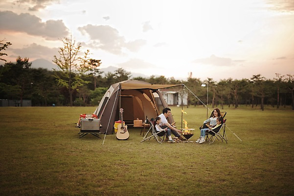 포토 JPG 주간 전신 라이프스타일 여자 남자 어린이 의자 가족 모션 엄마 한국 함께함 텐트 사람 앉기 동양인 소녀 여러명 성인 야외 옆모습 30대 노을 화목 다정 캠핑 한국인 기타 가족라이프 아빠 그릴 쌍둥이 캠핑장 즐거움 자매 강원도 양양군 국내포토 자연요소 감정 아시아 뷰포인트 가구 다수 컨셉 관계 주방용품 현악기 레저 캠핑도구 인종 생활 장년 파일형식