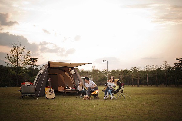 포토 JPG 주간 전신 라이프스타일 여자 남자 어린이 의자 가족 모션 엄마 한국 함께함 텐트 사람 앉기 동양인 소녀 여러명 성인 야외 옆모습 30대 노을 화목 다정 캠핑 한국인 기타 가족라이프 아빠 그릴 쌍둥이 캠핑장 즐거움 자매 강원도 양양군 국내포토 자연요소 감정 아시아 뷰포인트 가구 다수 컨셉 관계 주방용품 현악기 레저 캠핑도구 인종 생활 장년 파일형식