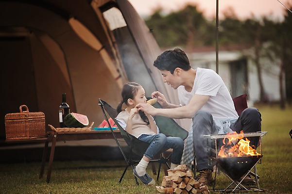 포토 JPG 주간 전신 라이프스타일 여자 남자 딸 어린이 의자 가족 모션 불 한국 텐트 옥수수 사람 앉기 동양인 소녀 성인 야외 두명 앞모습 30대 화목 캠핑 한국인 가족라이프 아빠 추억 그릴 장작 먹기 캠핑장 즐거움 강원도 양양군 부녀 국내포토 자연요소 감정 아시아 뷰포인트 가구 컨셉 관계 주방용품 레저 곡류 캠핑도구 인종 생활 장년 파일형식