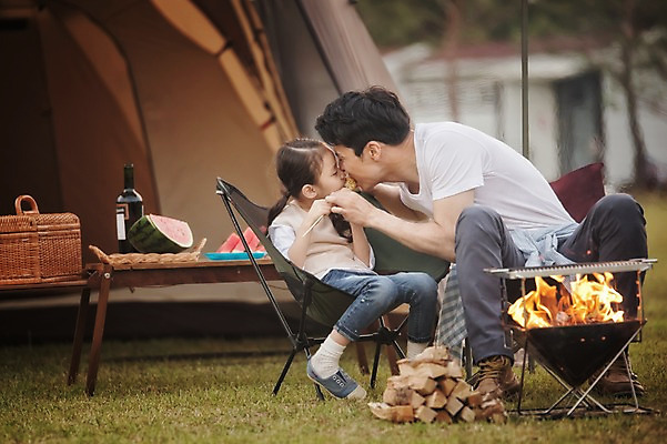 포토 JPG 주간 전신 라이프스타일 여자 남자 어린이 의자 가족 모션 불 한국 텐트 옥수수 들기 사람 앉기 동양인 소녀 성인 야외 두명 옆모습 30대 화목 캠핑 한국인 가족라이프 아빠 추억 그릴 장작 먹기 캠핑장 즐거움 강원도 양양군 국내포토 자연요소 감정 아시아 뷰포인트 가구 컨셉 관계 주방용품 레저 곡류 캠핑도구 인종 생활 장년 파일형식