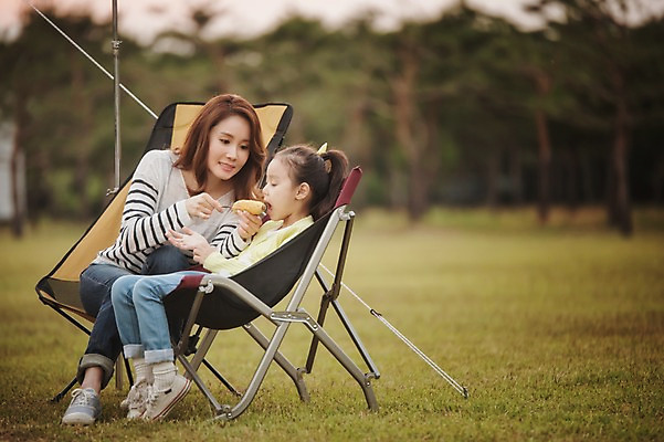 포토 JPG 주간 전신 라이프스타일 여자 어린이 의자 가족 모션 모녀 엄마 한국 텐트 옥수수 미소 들기 사람 앉기 동양인 소녀 성인 야외 두명 옆모습 30대 화목 캠핑 한국인 가족라이프 추억 그릴 먹기 캠핑장 즐거움 강원도 양양군 여자만 국내포토 자연요소 딸 감정 아시아 뷰포인트 가구 컨셉 관계 주방용품 레저 곡류 표정 캠핑도구 인종 생활 장년 파일형식