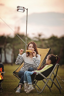 포토 JPG 주간 전신 라이프스타일 여자 어린이 의자 가족 모션 모녀 엄마 한국 텐트 옥수수 들기 사람 앉기 동양인 소녀 성인 야외 옆모습 30대 화목 캠핑 한국인 가족라이프 추억 그릴 먹기 캠핑장 즐거움 강원도 양양군 여자만 국내포토 자연요소 딸 감정 아시아 뷰포인트 가구 컨셉 관계 주방용품 레저 곡류 캠핑도구 인종 생활 장년 파일형식
