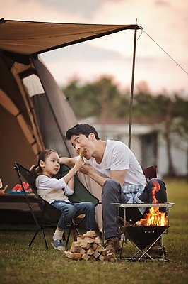 포토 JPG 주간 전신 라이프스타일 여자 남자 딸 어린이 의자 가족 모션 한국 텐트 옥수수 들기 사람 앉기 동양인 소녀 성인 야외 두명 앞모습 30대 화목 캠핑 한국인 가족라이프 아빠 추억 그릴 장작 먹기 캠핑장 즐거움 강원도 양양군 부녀 국내포토 자연요소 감정 아시아 뷰포인트 가구 컨셉 관계 주방용품 레저 곡류 캠핑도구 인종 생활 장년 파일형식