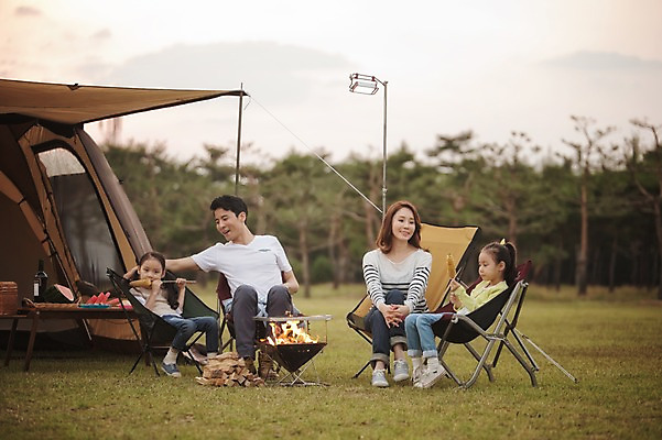 포토 JPG 주간 전신 라이프스타일 여자 남자 어린이 의자 가족 모션 엄마 한국 함께함 텐트 옥수수 미소 들기 사람 앉기 동양인 소녀 여러명 성인 야외 앞모습 30대 화목 다정 캠핑 한국인 가족라이프 아빠 그릴 먹기 쌍둥이 캠핑장 즐거움 자매 강원도 양양군 국내포토 자연요소 감정 아시아 뷰포인트 가구 다수 컨셉 관계 주방용품 레저 곡류 표정 캠핑도구 인종 생활 장년 파일형식