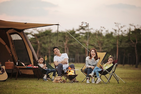 포토 JPG 주간 전신 라이프스타일 여자 남자 어린이 의자 가족 모션 엄마 한국 함께함 텐트 옥수수 미소 들기 사람 앉기 동양인 소녀 여러명 성인 야외 앞모습 30대 화목 다정 캠핑 한국인 가족라이프 아빠 그릴 먹기 쌍둥이 캠핑장 즐거움 자매 강원도 양양군 국내포토 자연요소 감정 아시아 뷰포인트 가구 다수 컨셉 관계 주방용품 레저 곡류 표정 캠핑도구 인종 생활 장년 파일형식