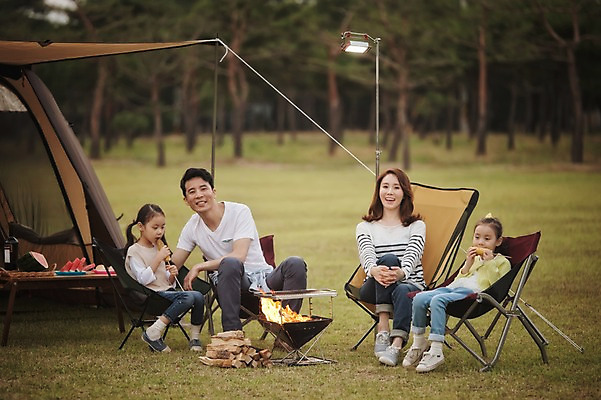 포토 JPG 주간 전신 라이프스타일 여자 남자 어린이 의자 가족 모션 엄마 한국 함께함 텐트 옥수수 미소 들기 사람 앉기 동양인 소녀 여러명 성인 야외 앞모습 30대 화목 다정 캠핑 한국인 가족라이프 아빠 그릴 먹기 쌍둥이 캠핑장 즐거움 자매 강원도 양양군 국내포토 자연요소 감정 아시아 뷰포인트 가구 다수 컨셉 관계 주방용품 레저 곡류 표정 캠핑도구 인종 생활 장년 파일형식