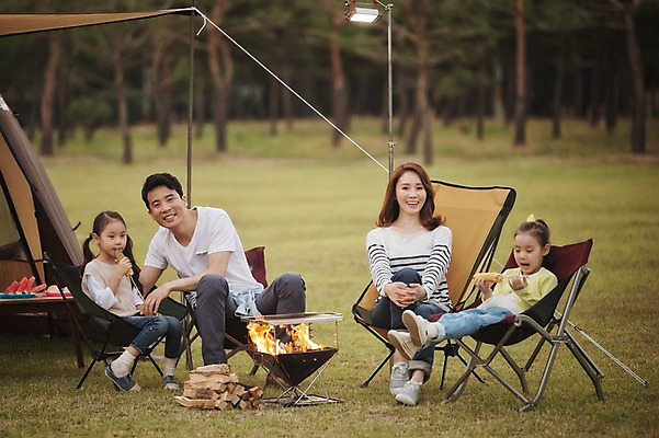 포토 JPG 주간 전신 라이프스타일 여자 남자 어린이 의자 가족 모션 엄마 한국 함께함 텐트 옥수수 미소 들기 사람 앉기 동양인 소녀 여러명 성인 야외 앞모습 30대 화목 다정 캠핑 한국인 가족라이프 아빠 그릴 먹기 쌍둥이 캠핑장 즐거움 자매 강원도 양양군 국내포토 자연요소 감정 아시아 뷰포인트 가구 다수 컨셉 관계 주방용품 레저 곡류 표정 캠핑도구 인종 생활 장년 파일형식