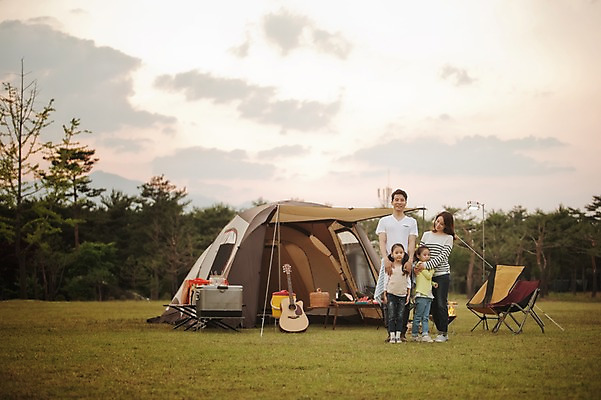 포토 JPG 주간 전신 라이프스타일 여자 남자 어린이 의자 가족 안기 모션 엄마 한국 함께함 텐트 서기 미소 사람 동양인 소녀 여러명 성인 야외 앞모습 30대 노을 화목 다정 캠핑 한국인 기타 가족라이프 아빠 쌍둥이 캠핑장 즐거움 자매 강원도 양양군 국내포토 자연요소 감정 아시아 뷰포인트 가구 다수 컨셉 관계 현악기 레저 표정 캠핑도구 인종 생활 장년 파일형식