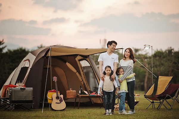 포토 JPG 주간 전신 라이프스타일 여자 남자 어린이 의자 가족 모션 포옹 엄마 한국 함께함 텐트 서기 미소 사람 동양인 소녀 여러명 성인 야외 앞모습 30대 노을 화목 다정 캠핑 한국인 기타 가족라이프 아빠 쌍둥이 캠핑장 즐거움 자매 강원도 양양군 국내포토 자연요소 감정 아시아 뷰포인트 가구 다수 컨셉 관계 안기 현악기 레저 표정 캠핑도구 인종 생활 장년 파일형식