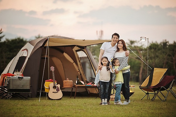 포토 JPG 주간 전신 라이프스타일 여자 남자 어린이 의자 가족 모션 포옹 엄마 한국 함께함 텐트 서기 미소 사람 동양인 소녀 여러명 성인 야외 앞모습 30대 화목 다정 캠핑 한국인 가족라이프 아빠 쌍둥이 캠핑장 즐거움 자매 강원도 양양군 국내포토 자연요소 감정 아시아 뷰포인트 가구 다수 컨셉 관계 안기 레저 표정 캠핑도구 인종 생활 장년 파일형식