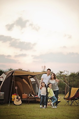 포토 JPG 주간 전신 구름 라이프스타일 여자 남자 어린이 가족 모션 하늘 엄마 한국 함께함 텐트 서기 미소 사람 동양인 손짓 소녀 여러명 성인 야외 앞모습 30대 노을 화목 다정 캠핑 한국인 가족라이프 아빠 쌍둥이 캠핑장 즐거움 자매 브이 강원도 양양군 국내포토 자연요소 감정 아시아 뷰포인트 다수 컨셉 관계 레저 표정 캠핑도구 인종 생활 장년 파일형식