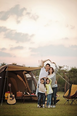 포토 JPG 주간 전신 라이프스타일 여자 남자 어린이 가족 모션 하늘 엄마 한국 함께함 텐트 사랑 서기 미소 사람 동양인 손짓 소녀 여러명 성인 야외 앞모습 30대 화목 다정 캠핑 한국인 기타 하트 가족라이프 아빠 쌍둥이 캠핑장 즐거움 자매 강원도 양양군 국내포토 자연요소 모양 감정 아시아 뷰포인트 다수 컨셉 관계 현악기 레저 표정 캠핑도구 인종 생활 장년 파일형식