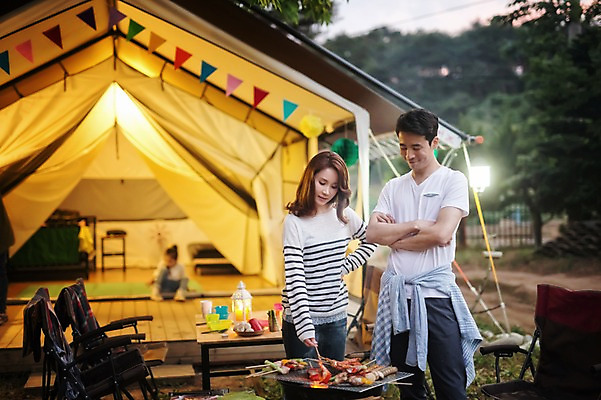 포토 JPG 주간 라이프스타일 여자 남자 음식 가족 모션 한국 텐트 서기 미소 사람 동양인 상반신 성인 야외 두명 앞모습 30대 팔짱 캠핑 한국인 가족라이프 바비큐 굽기 캠핑장 강원도 꼬치구이 양양군 장년만 성인만 국내포토 자연요소 아시아 뷰포인트 관계 레저 표정 캠핑도구 인종 생활 장년 꼬치 구이 파일형식