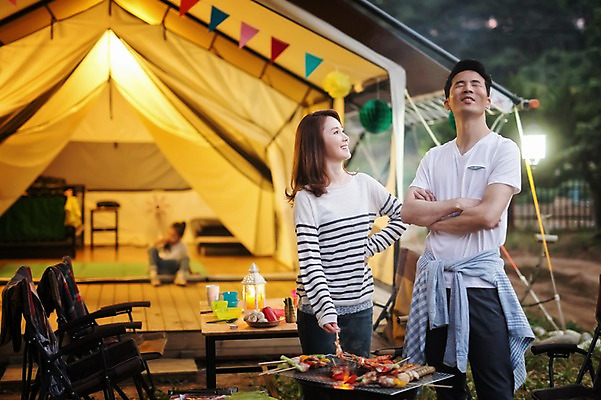 포토 JPG 주간 라이프스타일 여자 남자 음식 가족 모션 한국 요리 서기 미소 사람 동양인 상반신 성인 야외 두명 앞모습 30대 캠핑 한국인 가족라이프 그릴 바비큐 굽기 캠핑장 강원도 꼬치구이 양양군 장년만 성인만 국내포토 자연요소 아시아 뷰포인트 관계 주방용품 레저 표정 인종 생활 장년 꼬치 구이 파일형식