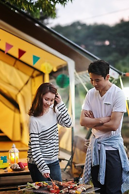 포토 JPG 주간 라이프스타일 여자 남자 음식 가족 모션 한국 요리 서기 미소 사람 동양인 상반신 성인 야외 두명 앞모습 30대 캠핑 한국인 가족라이프 그릴 바비큐 굽기 캠핑장 강원도 꼬치구이 양양군 장년만 성인만 국내포토 자연요소 아시아 뷰포인트 관계 주방용품 레저 표정 인종 생활 장년 꼬치 구이 파일형식
