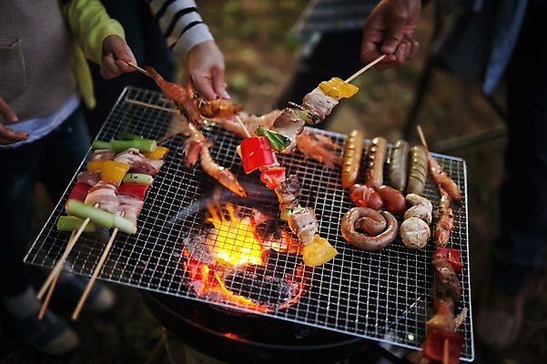 포토 JPG 주간 라이프스타일 손 음식 가족 모션 한국 육류 사람 야외 신체부위 화목 캠핑 가족라이프 바비큐 굽기 캠핑장 강원도 꼬치구이 양양군 국내포토 자연요소 아시아 컨셉 식재료 관계 레저 생활 꼬치 구이 파일형식
