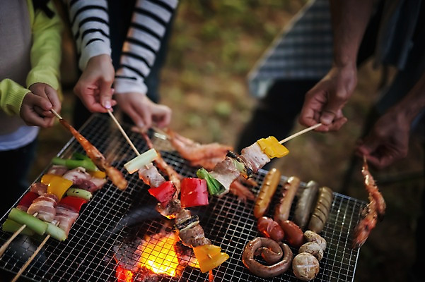 포토 JPG 주간 라이프스타일 손 음식 가족 모션 한국 육류 사람 야외 신체부위 화목 캠핑 가족라이프 바비큐 굽기 캠핑장 강원도 꼬치구이 양양군 국내포토 자연요소 아시아 컨셉 식재료 관계 레저 생활 꼬치 구이 파일형식