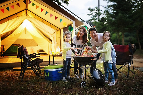 포토 JPG 주간 전신 라이프스타일 여자 남자 어린이 음식 가족 모션 엄마 한국 텐트 요리 서기 미소 들기 사람 동양인 소녀 여러명 성인 야외 앞모습 30대 화목 캠핑 한국인 가족라이프 아빠 바비큐 굽기 쌍둥이 캠핑장 즐거움 자매 강원도 꼬치구이 양양군 국내포토 자연요소 감정 아시아 뷰포인트 다수 컨셉 관계 레저 표정 캠핑도구 인종 생활 장년 꼬치 구이 파일형식